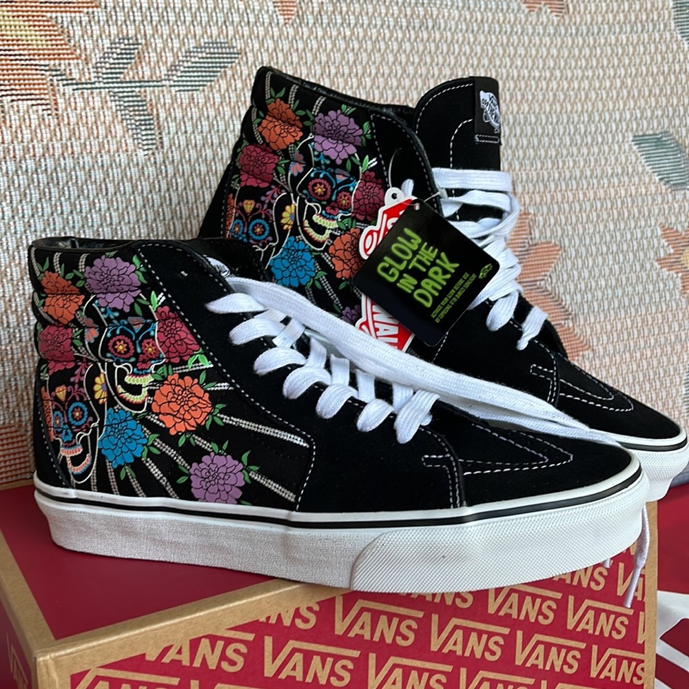Vans Sk8-Hi
Dia De Los Muertos Black/
VNOA7Q5NBMW
WMNS sneakers - Picture 8 of 16